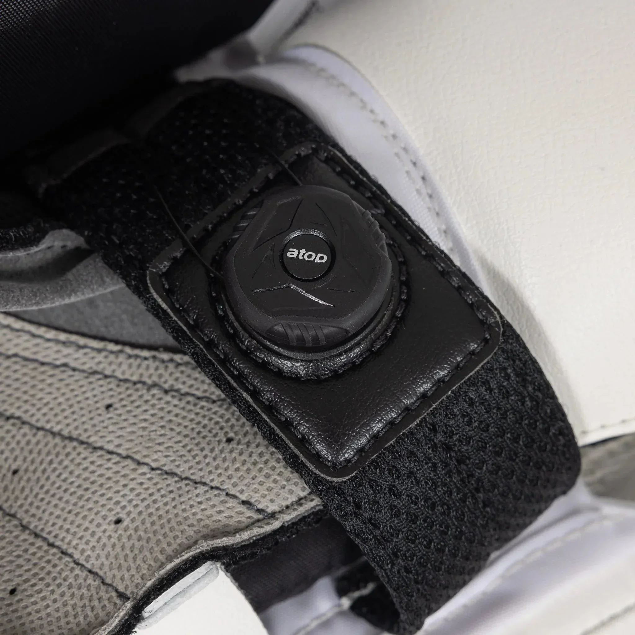Brian's ICONIK Senior Goalie Blocker - Image 14
